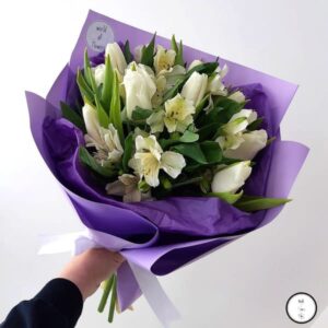 Букет из тюльпанов и альстромерии