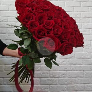 Букет из 51 бордовой розы 70 см